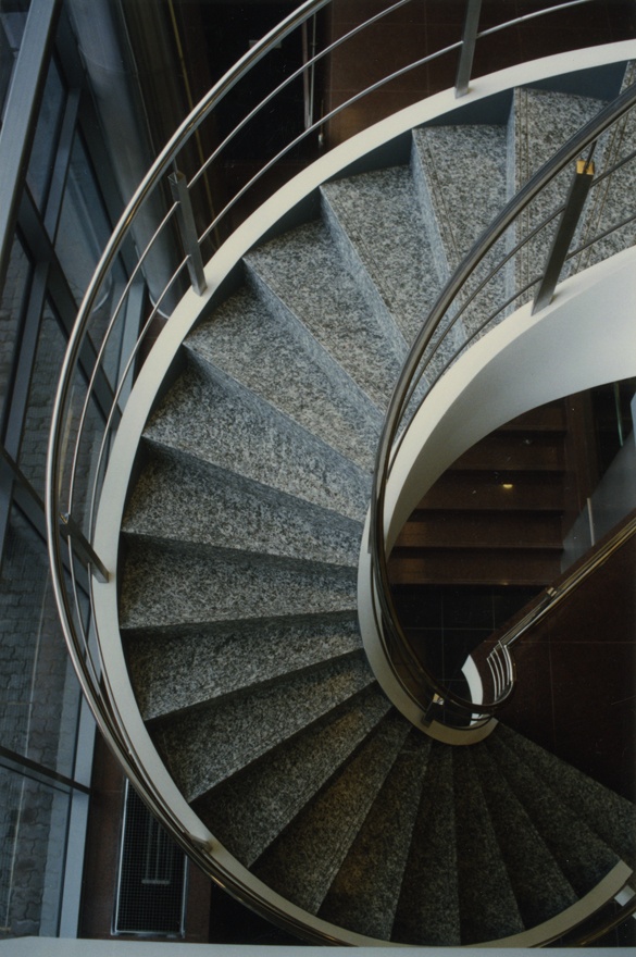 Eesti Forekspank Tallinnas, interjöörivaade trepiga. Arhitektid Jüri Okas, Marika Lõoke, sisearhitekt Tõnu Veimer