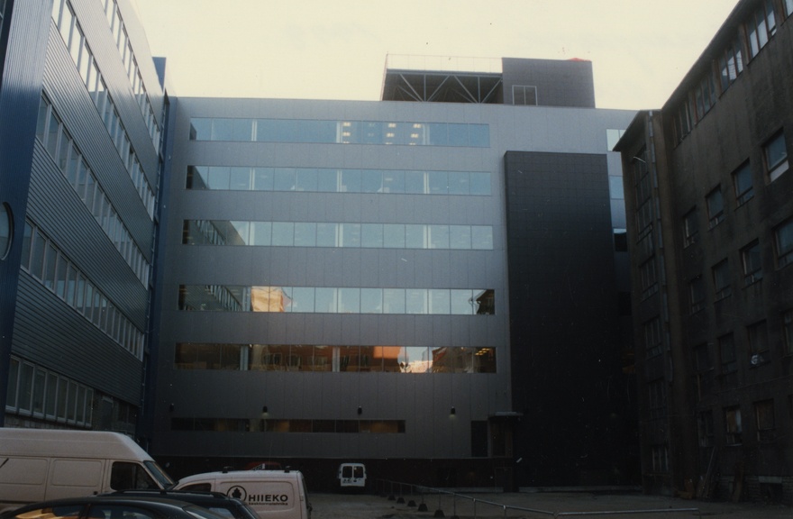 Eesti Forekspank Tallinnas, hoovipoolne vaade. Arhitektid Jüri Okas, Marika Lõoke, sisearhitekt Tõnu Veimer