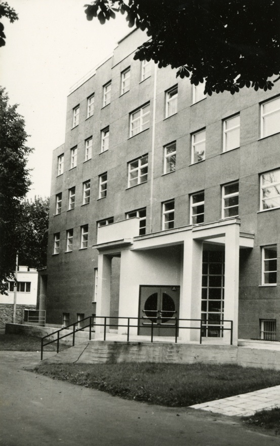 Hambakliinik Tallinnas, vaade sissepääsule. Arhitekt Jaan Ollik