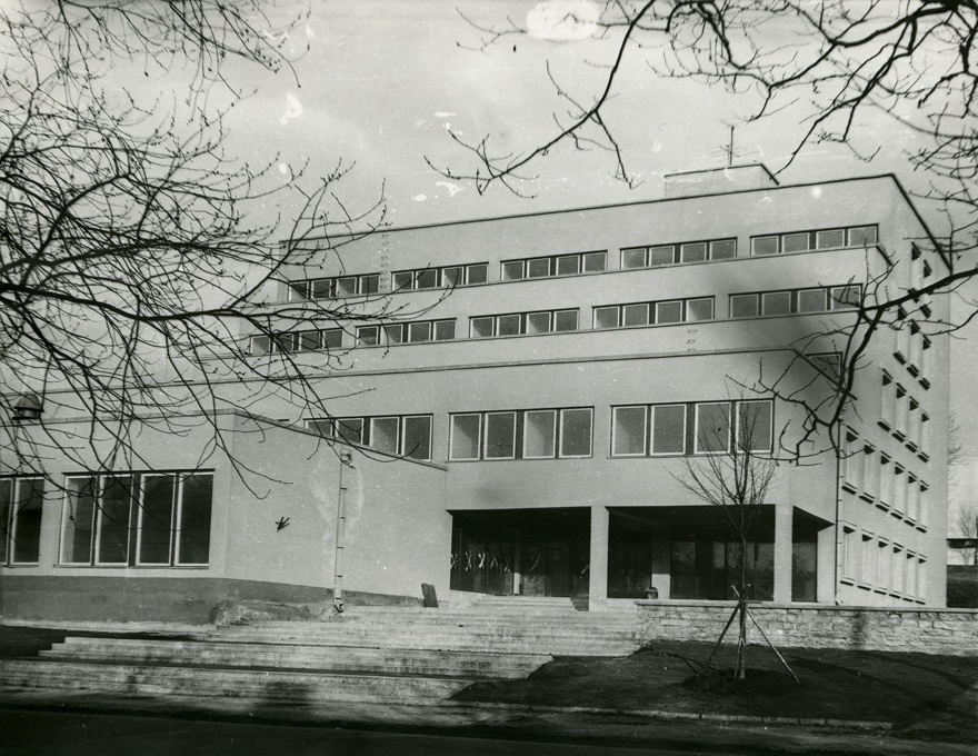 Miilitsamaja Tallinnas (lammutatud), esifassaadi vaade. Arhitektid Rein Heiduk, Mari-Ann Hütt