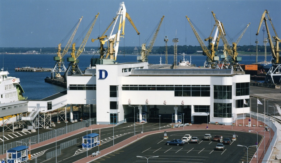 Tallinna reisisadama D-terminal, eestvaade. Arhitektid Irina Raud, Meelis Nurm