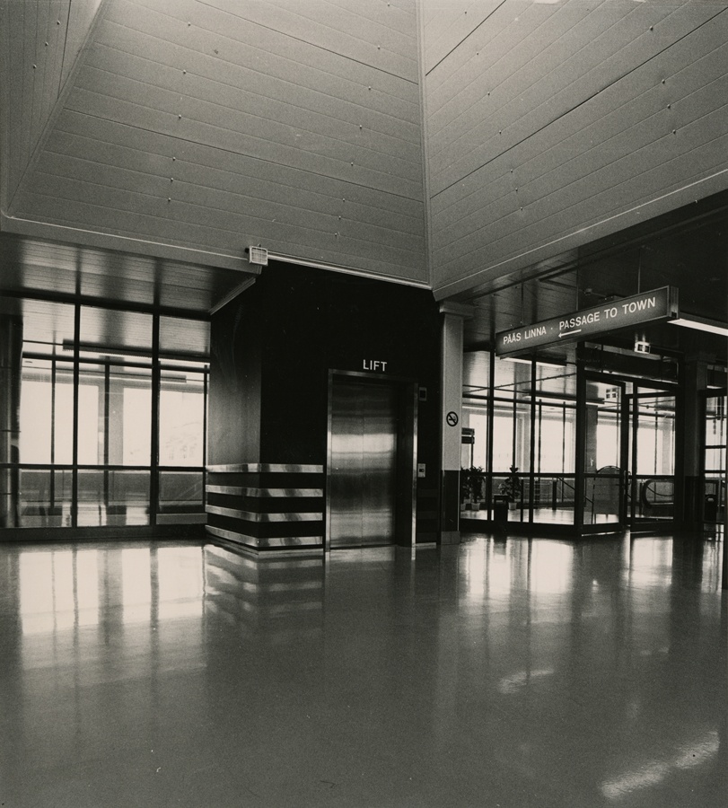 Tallinna reisisadama A-terminal, fuajee vaade. Arhitektid Emil Urbel ja Ülo Peil, sisearhitekt Taso Mähar