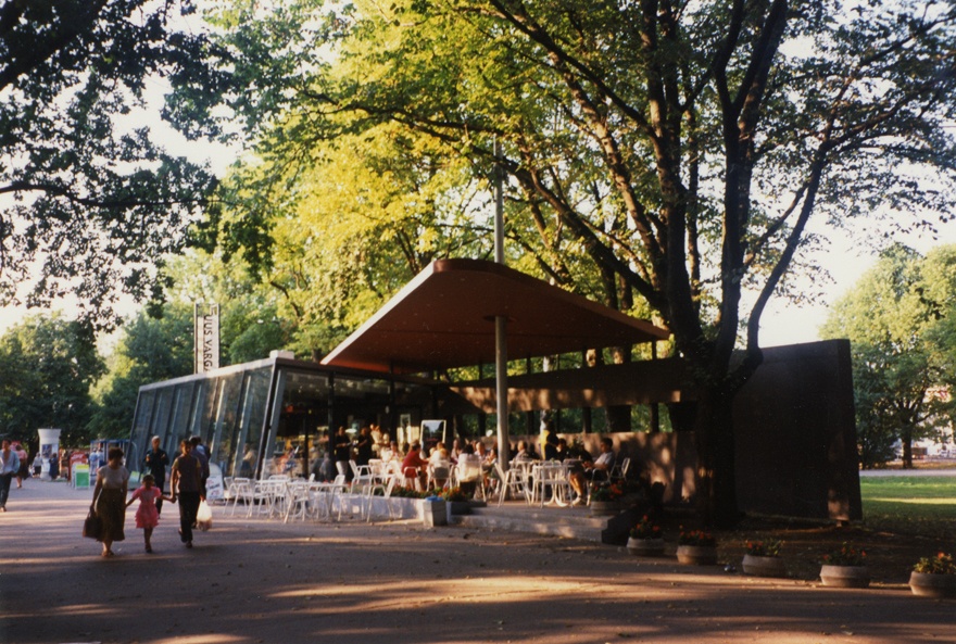 Kiosk "Uus Vargamäe" Tallinnas Tammsaare pargis, eestvaade. Arhitektid Jüri Okas, Marika Lõoke