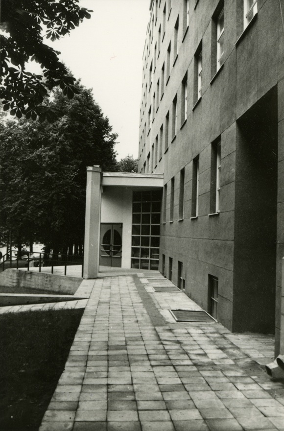 Hambakliinik Tallinnas, esifassaadi vaade. Arhitekt Jaan Ollik