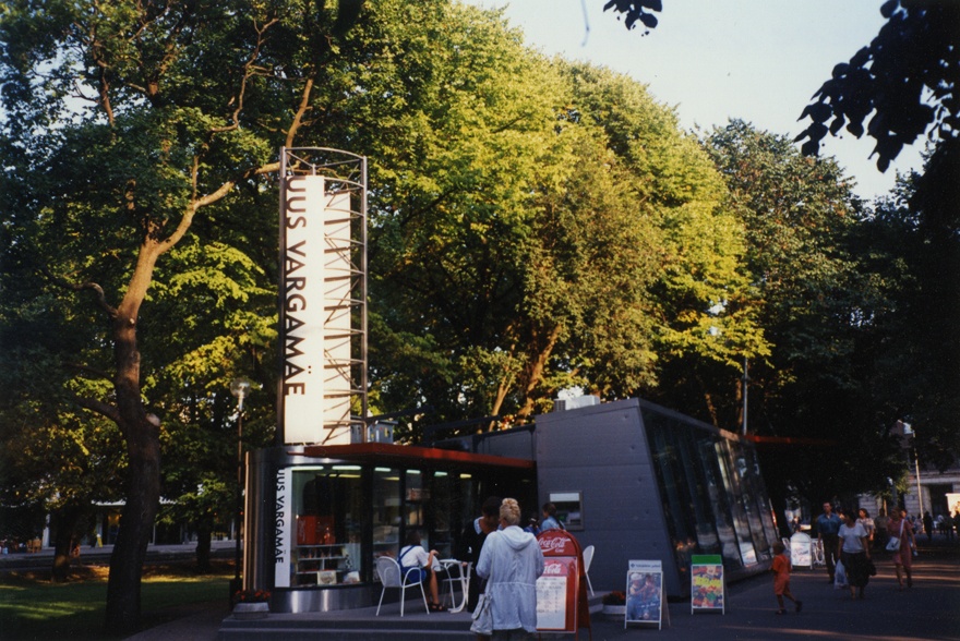 Kiosk "Uus Vargamäe" Tallinnas Tammsaare pargis, külgvaade. Arhitektid Jüri Okas, Marika Lõoke