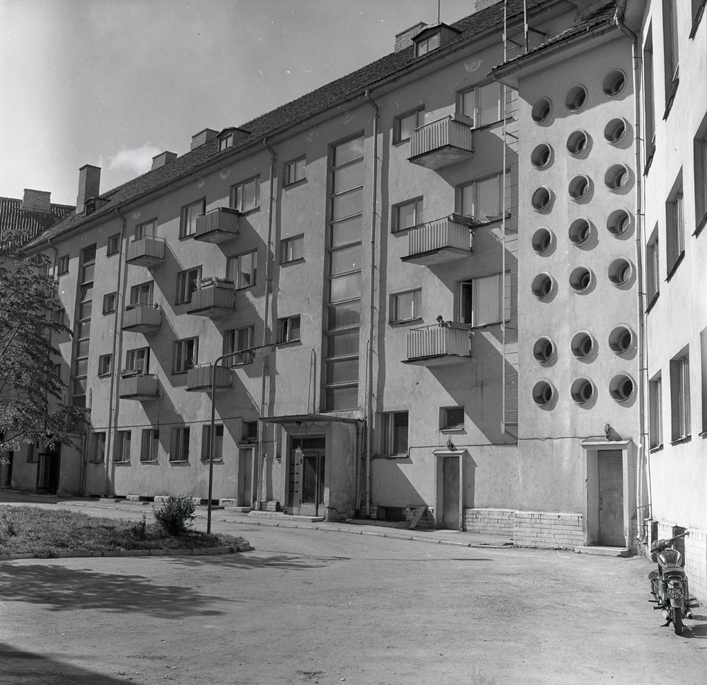 Kirjanike Maja Tallinnas, vaade hoovifassaadile. Arhitektid August Volberg ja Heili Volberg