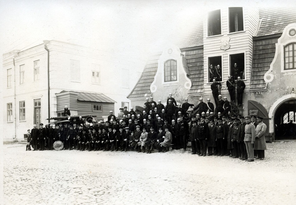 Participants from the Spring Manufacturing of the Free Fire Society of Kuressaare on May 21, 1933 in front of the sprinkler house