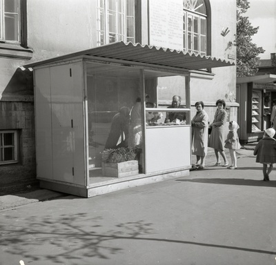 Kiosk Tallinnas Vabaduse väljaku juures, 2 vaadet  similar photo