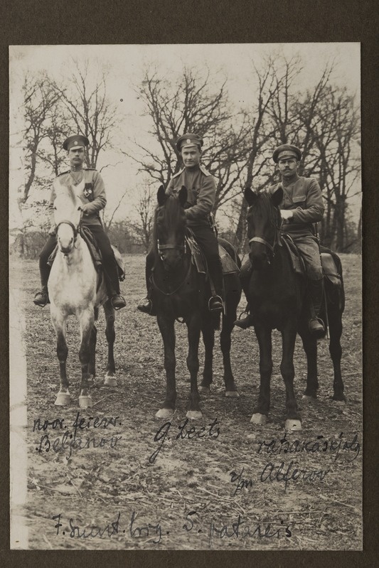 Kolm ratsanikku (Georg Leets keskel)