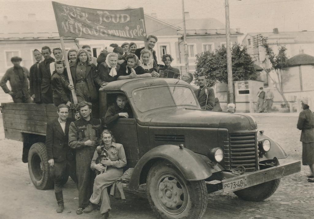 Jõhvi, grupp inimesi autokastis