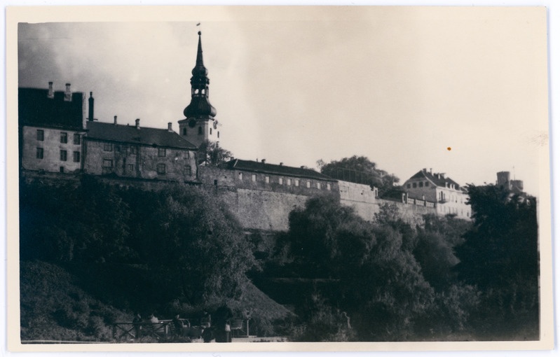 Toompea, Toomkiriku torn, esiplaanil Shnelli park