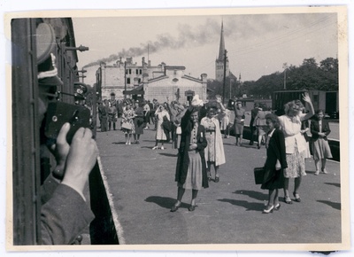 Rongile minejatega hüvasti jätjad Balti jaamas.  similar photo