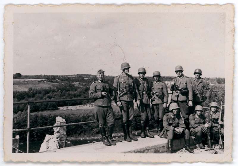 Saksa sõdurid varemetel