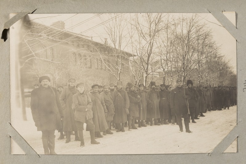 foto, ülesrivistatud Eesti 1.Jalaväediviisi 1.Polgu sõdurid.
