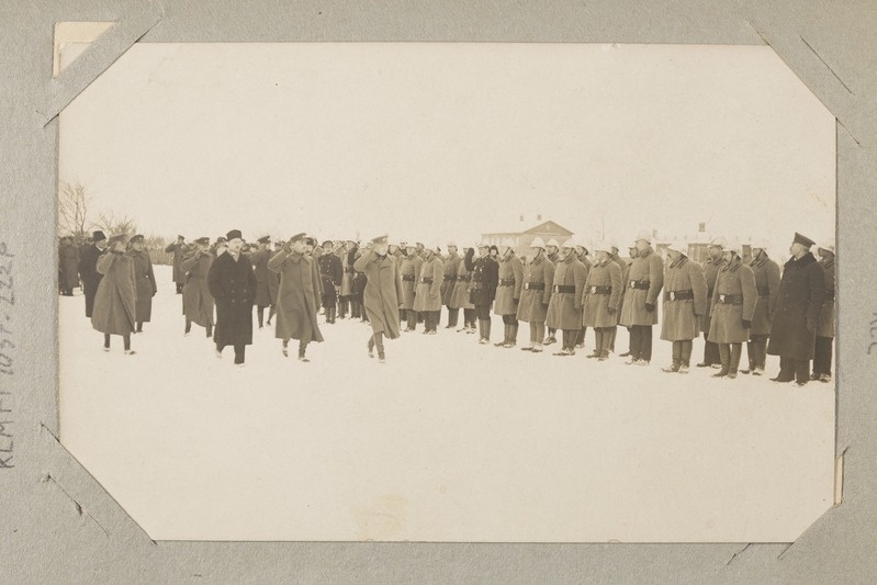 foto, 1. jalaväepolgu ohvitserid sammuvad sõdurite kolonnist mööda.