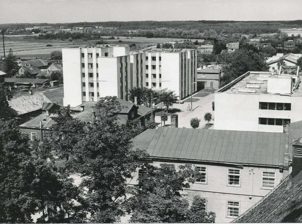 Foto. Võru. Koidula tänav, Võru Tööstustehnikumi õppehoone, ühiselamu jaVõru Mööblivabriku ühiselamu augustis 1982.a.