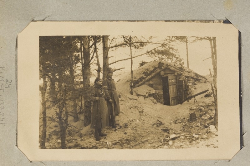 foto, Eesti 1. Diviisi sõdurid ühe bunkri juures.