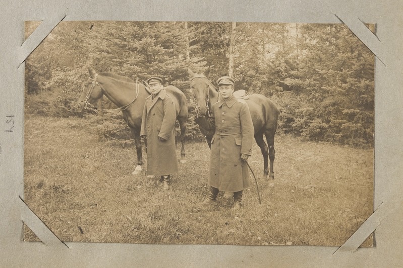 foto, kaks Eesti sõdurit hobustega.