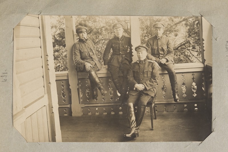 foto, Eesti 1. Jalaväediviisi ohvitserid verandal.