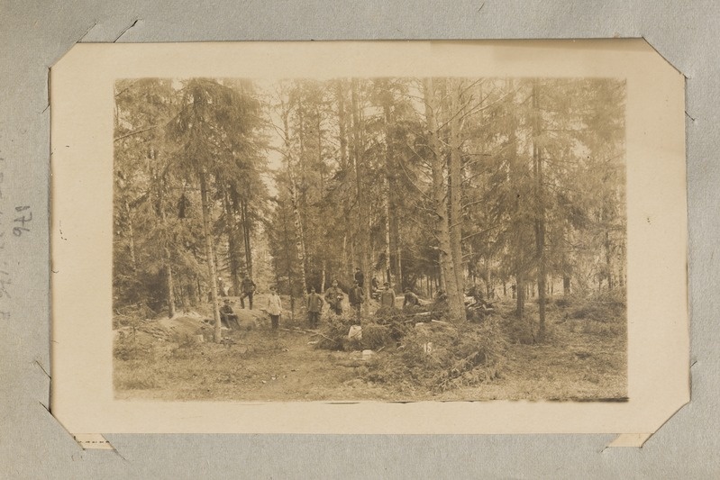 foto, Eesti 1. Jalaveädiviisi sõjaväelased metsas kaitserajatisi valmistamas.