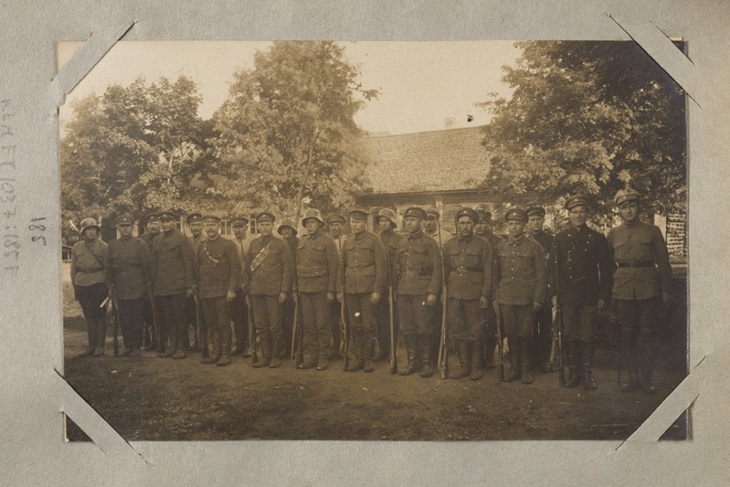 foto, ülesrivistatud Eesti 1. Jalaväediviisi sõdurid.