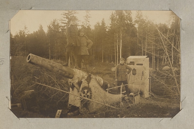 foto, kaks Eesti 1. Jalaväediviisi sõdurit rannakaitse merekahuri juures.