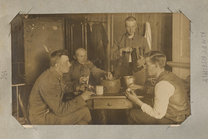 foto, 1. Jalaväediviisi ohvitserid söömas.