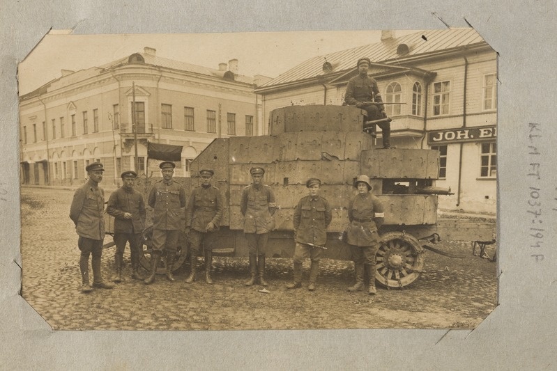 foto, 1. Jalaväediviisi sõdurid soomusauto juures.