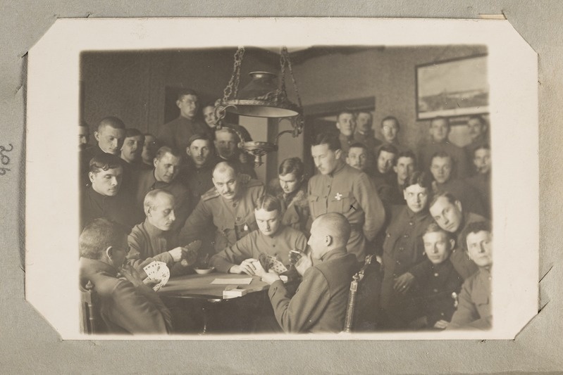 foto, 1. Jalaväediviisi sõjaväelased kaarte mängimas.