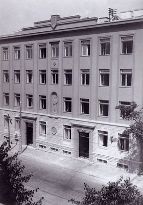 Haldushoone ja komandatuuri hoone Tallinnas, fassaadivaade. Skulptuur Juhan Raudsepp  duplicate photo