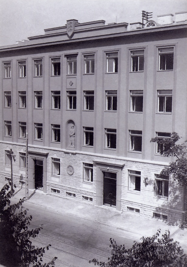 Haldushoone ja komandatuuri hoone Tallinnas, fassaadivaade. Skulptuur Juhan Raudsepp
