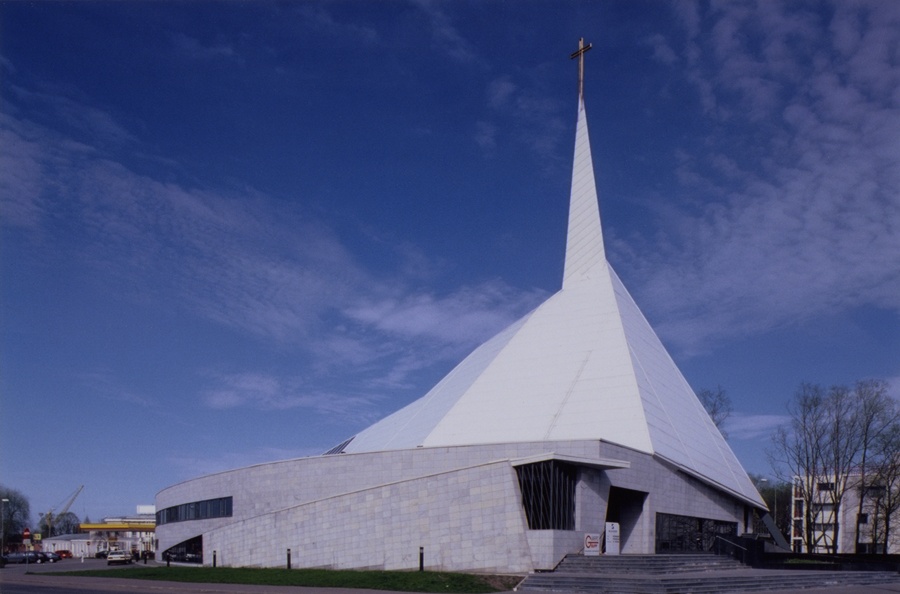 Metodisti kirik Tallinnas, vaade Narva mnt-lt. Arhitektid Vilen Künnapu, Ain Padrik