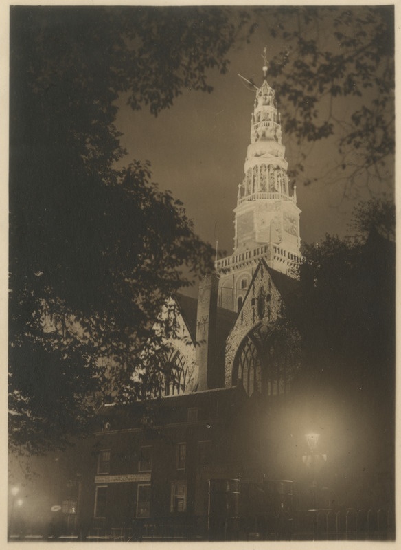 Amsterdami Ülikooli juubeli puhul valgustatud kirikutorn.