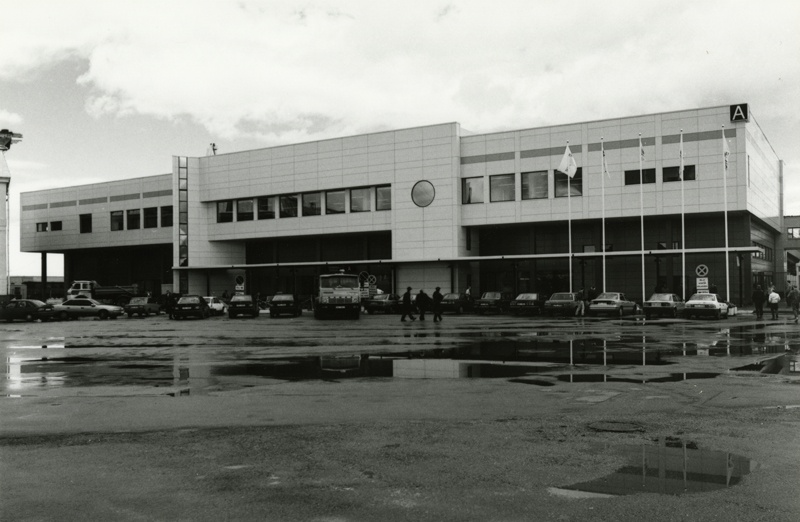 Tallinna reisisadama A-terminal, fassaadivaade. Arhitektid Ülo Peil ja Emil Urbel; sisearhitekt Taso Mähar