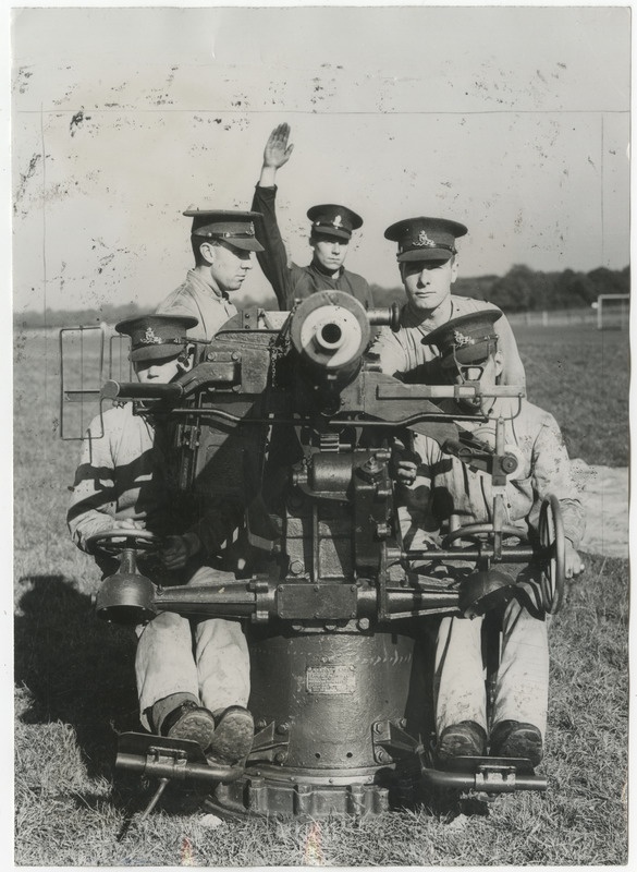 Briti õhutõrjekahur. Selline kahur on konstrueeritud kuulsa mereväes kasutatava 8-torulise Pom-Pomi kahuri järgi. Ta tulistab 800-grammilisi lõhkevaid kuule hariliku kuulipilduja kiirusega, olles täiuslikuks ja tõhusaks kaitseks madalalt lendavate ründajate vastu