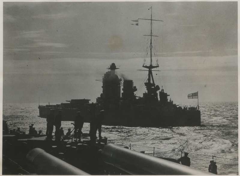 Briti merevägi, HMS Nelson vaadates HMS Rodhey-lt