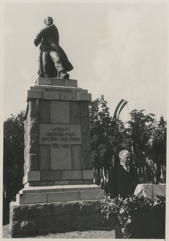 Läti Vabadussõjas langenud Latgale Partisanide Polgu liikmete mälestussamba avamine, sõjaminister Jānis Balodis kõnet pidamas