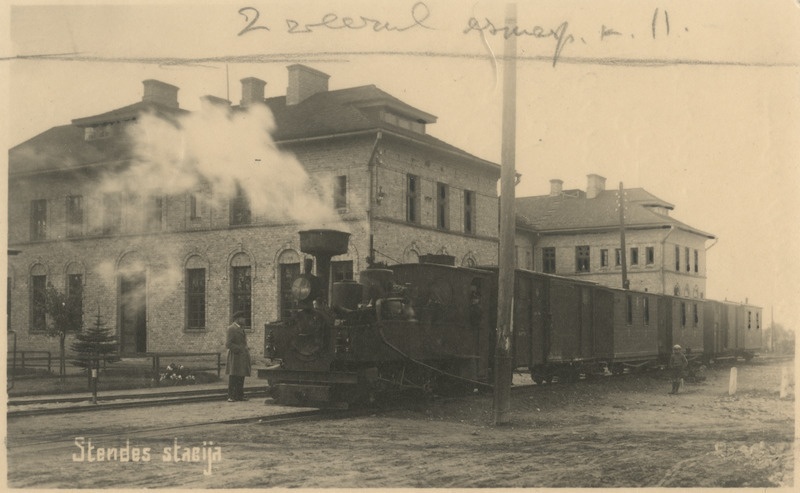 Stende jaamahoone, esipülaanil Liivi ekspress