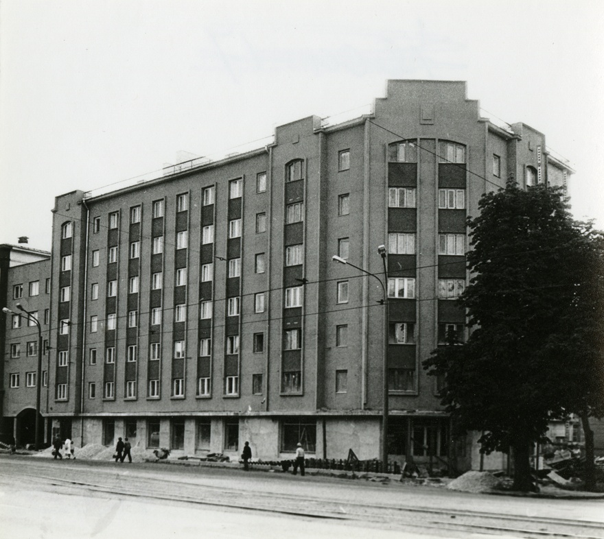 Elamu ja ärihoone Tallinnas Pärnu mnt 80, fassaadivaade. Arhitektid Elo-Liis Toomik, K. Mitt, Eve-Ruth Karu, Tõnu Laigu, KP