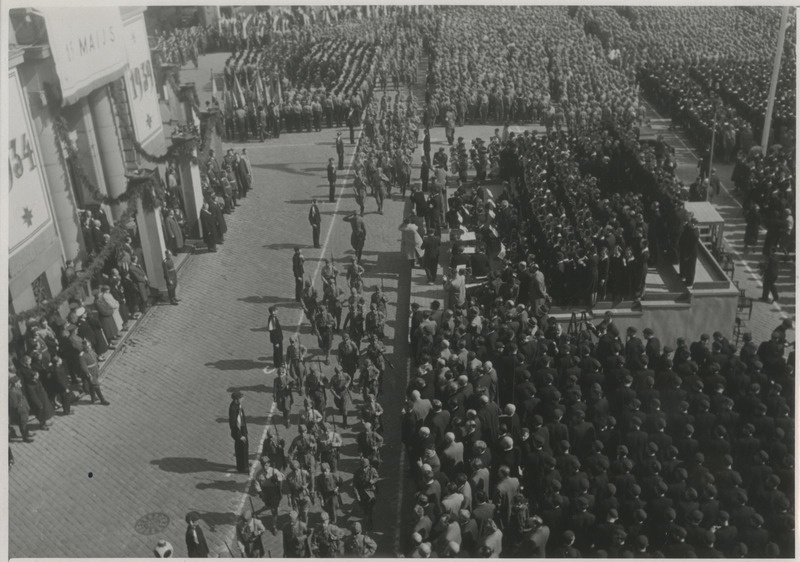 Fotolt on näha lugematul hulgal noori, kes on tulnud paraadile, et tervitada president Ulmanist ning asepeaministrit ja sõjaministrit kindral Balodist