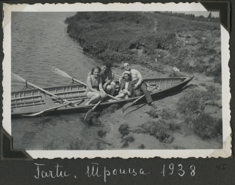 Sinaida ja Vassili Henrichson kaaslastega Emajõe kaldal, sõudepaadis