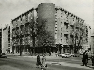 Elu- ja ärihoone Tallinnas Pronksi tn, vaade hoonele nurgalt. Arhitekt Rein Luup, EP  similar photo