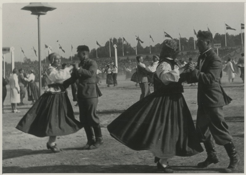 Rahvatantsijad spordifestivalil Lätis