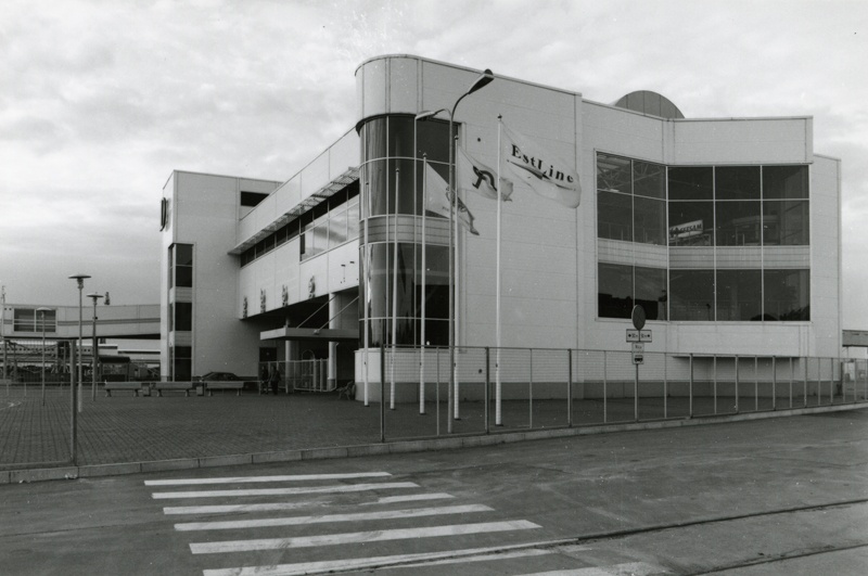 Tallinna reisisadama D-terminal, vaade hoonele küljelt. Arhitektid Irina Raud, Meelis Nurm