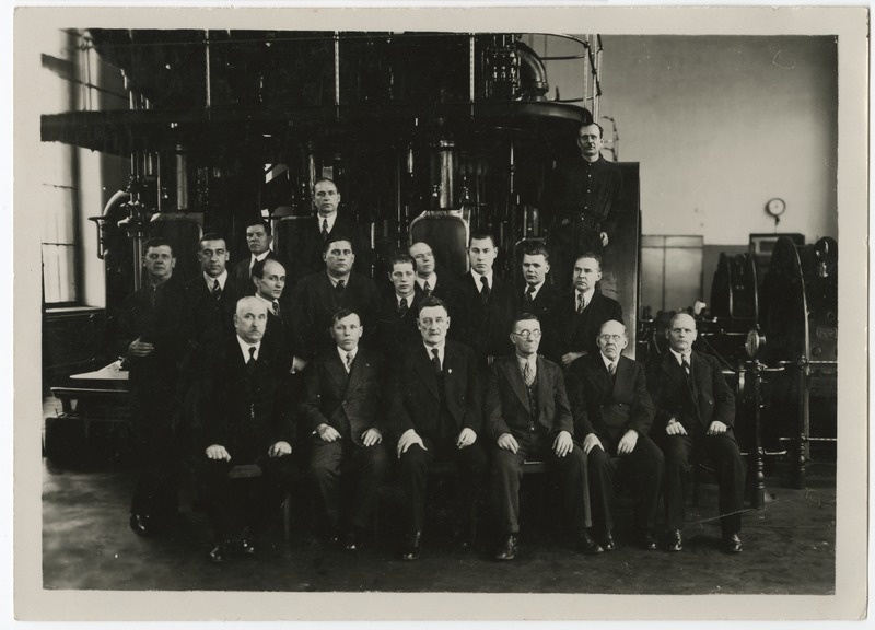 Grupipilt: A/S Franz Krull Masinaehituse vabriku teenistujad tehase siseruumis, seadmete taustal