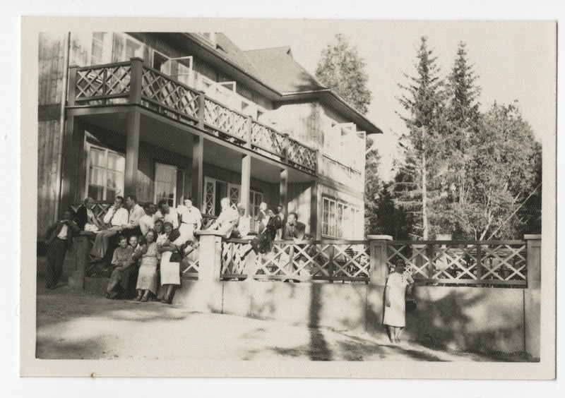 A/S Franz Krull Masinaehituse vabriku töölised ja teenistujad Nelijärve Turistide Kodu trepil