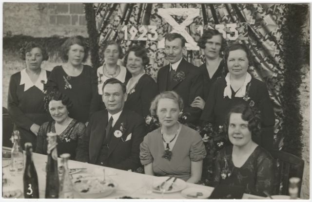 Grupipilt: AS O. Kilgase tekstiili-, pitsi- ja sukavabriku töötajad vabriku 10. aastapäeva tähistamisel