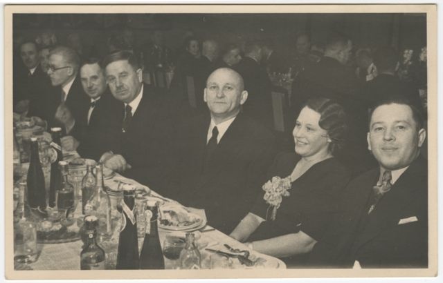 Pidutsevad Tallinna ärimehed peolaua ääres