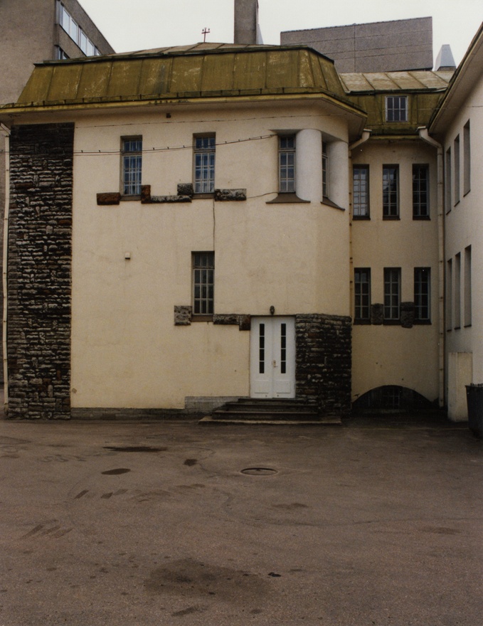 Tallinna Perekonnaseisu Osakond, end C. Lutheri villa: detailivaated, vaated peatrepi nurgapostile, kõrvalsissepääsule ja paarisaknale. Arhitektid Nikolai Vassiljev ja Aleksei Bubõr