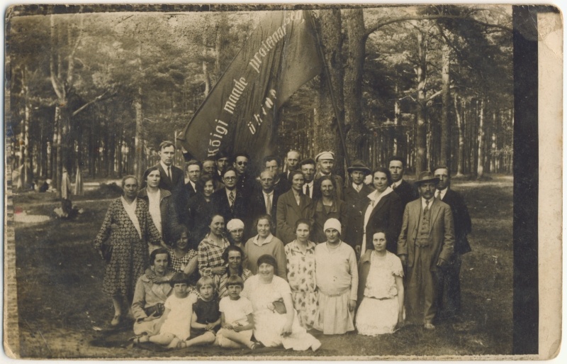 Grupipilt: karskusseltsi "Valvaja" liikmed seltsi lipuga Kose metsas